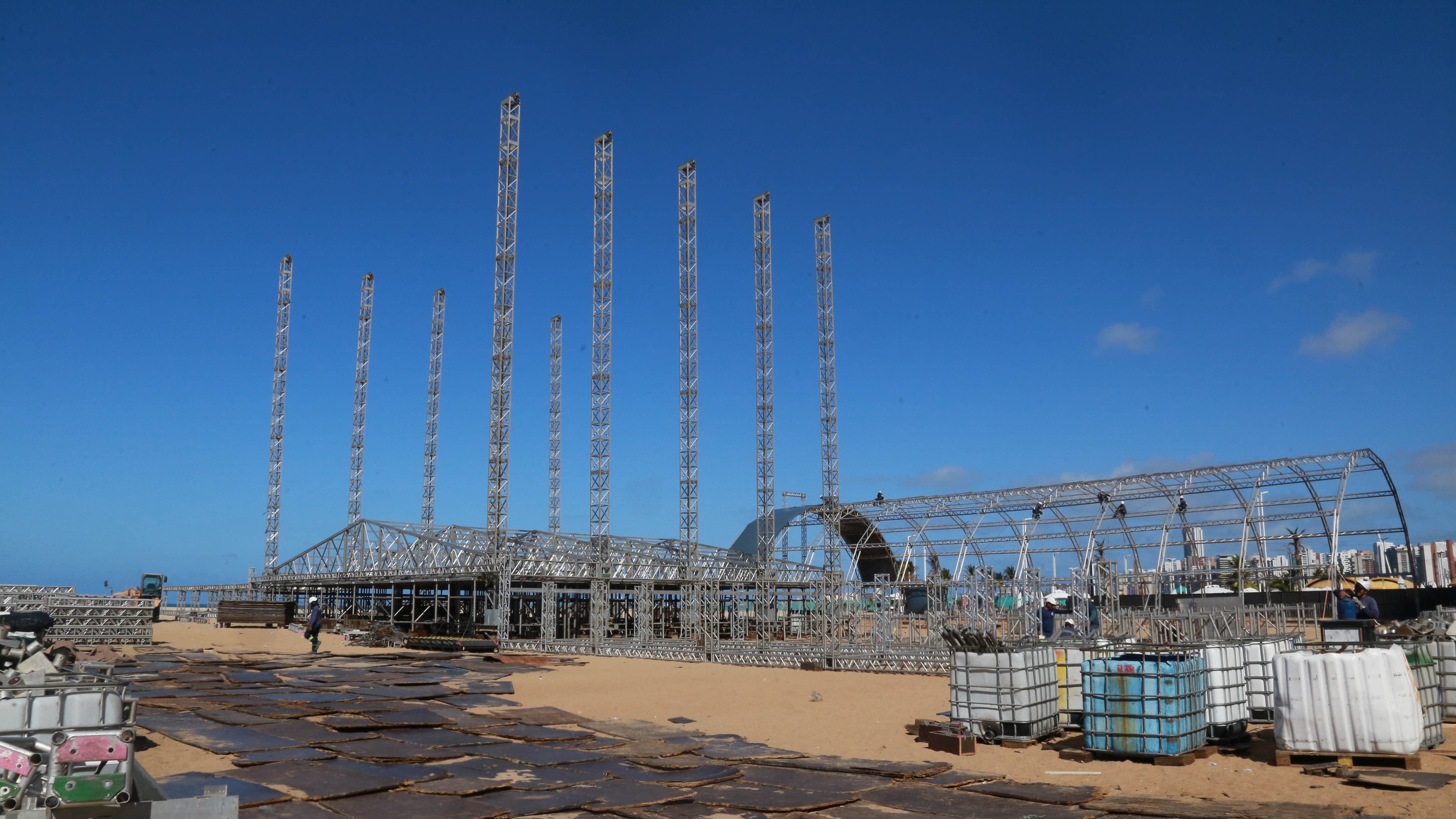 homens montando a estrutura do réveillon na Praia de Iracema